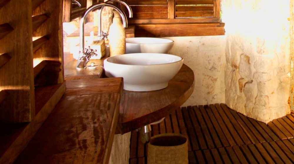 Vasques dans la salle de bains en Tanzanie