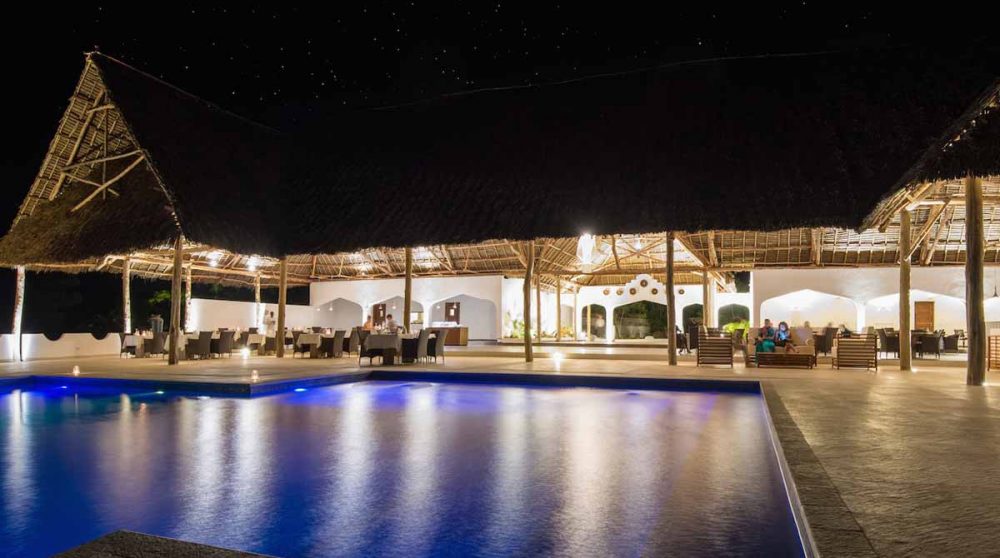 La piscine éclairée de nuit à Zanzibar