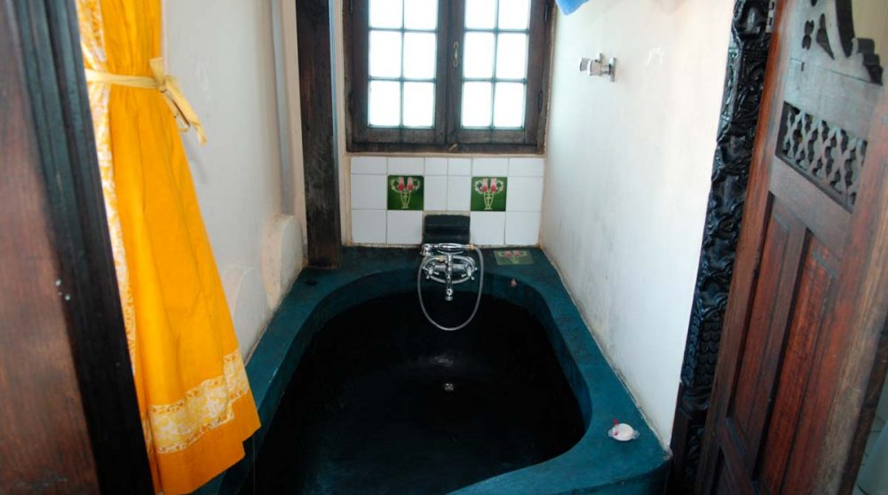 La baignoire dans la salle de bains à Zanzibar