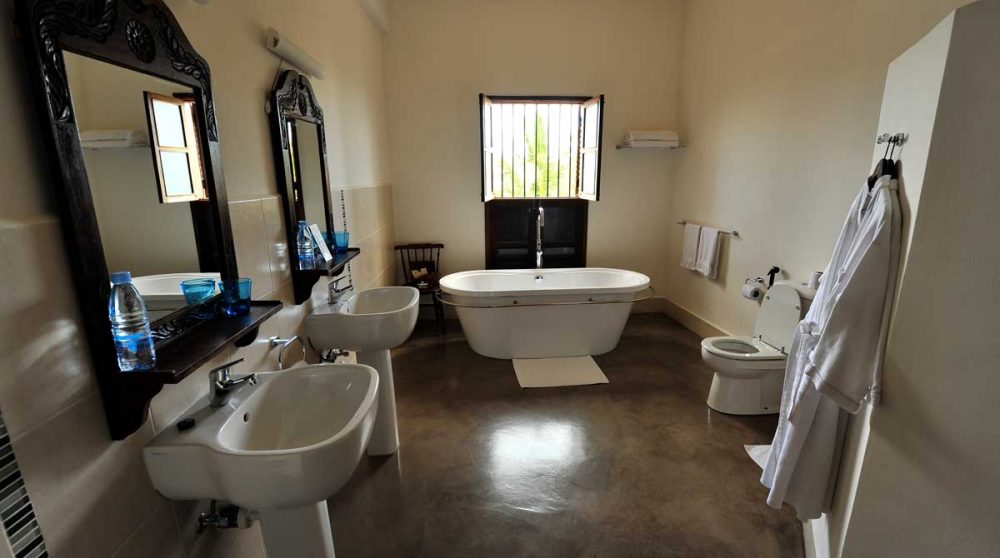 Salle de bains de la suite au Kisiwa House