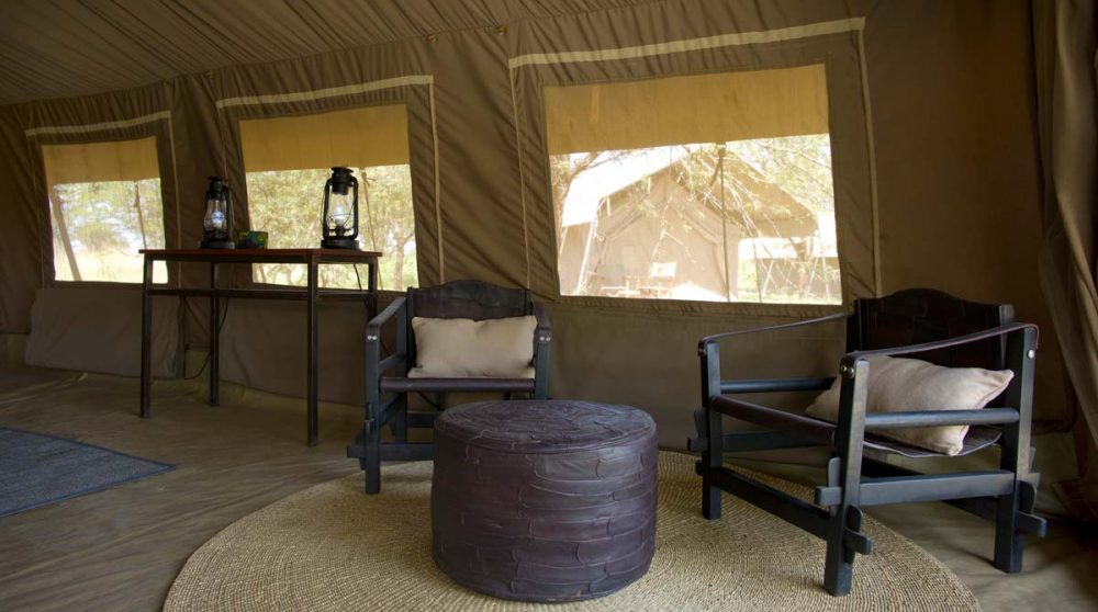 Fauteuils dans une tente