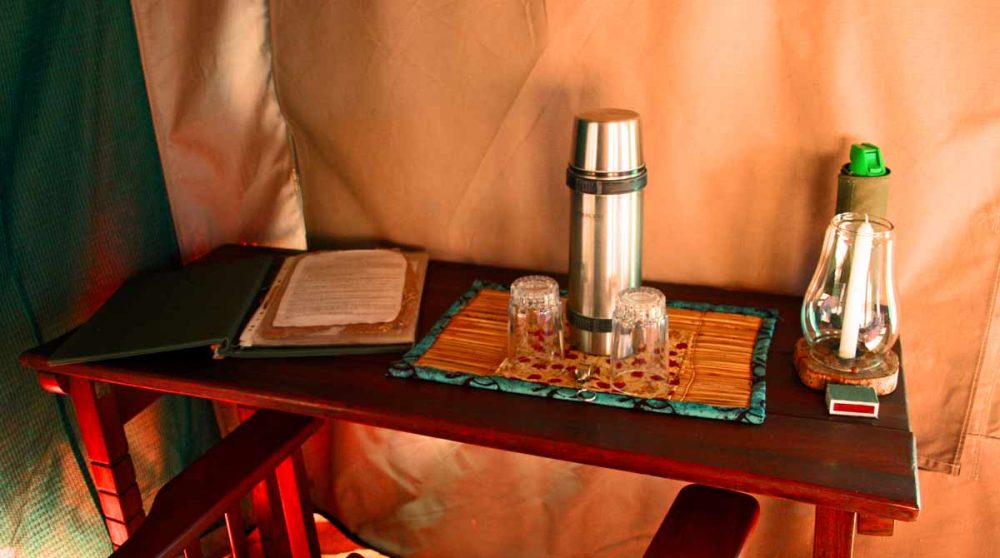 Bureau à l'intérieur d'une tente