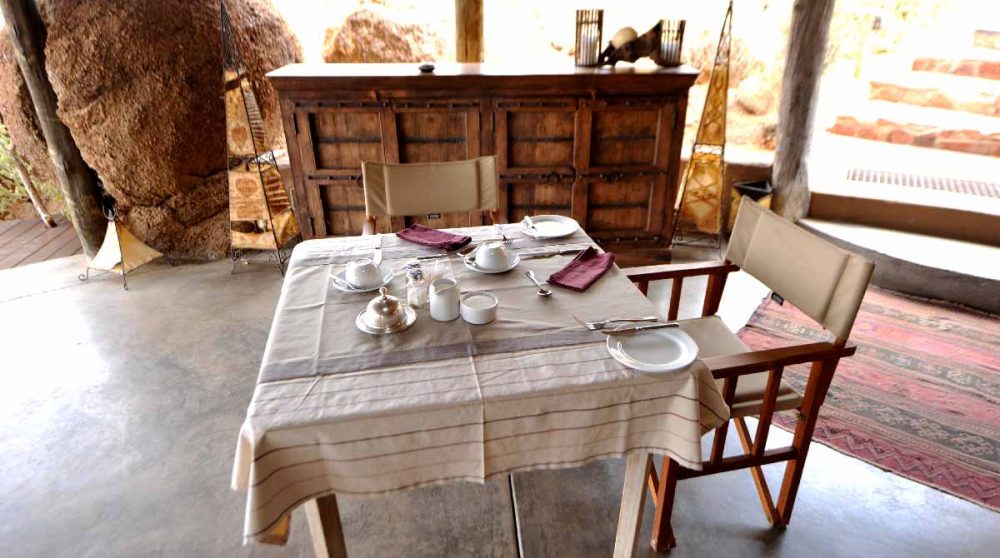 Une table pour déjeuner