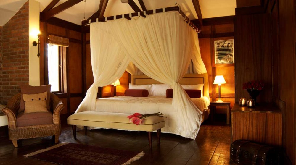 Un lit dans une chambre