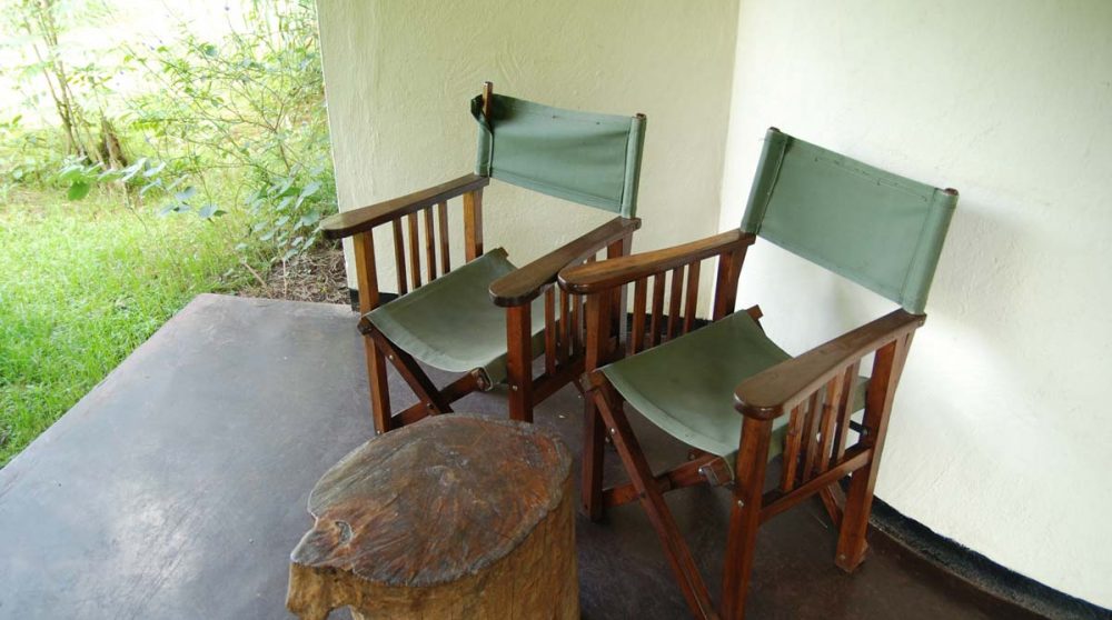 Fauteuilsd devant une chambre