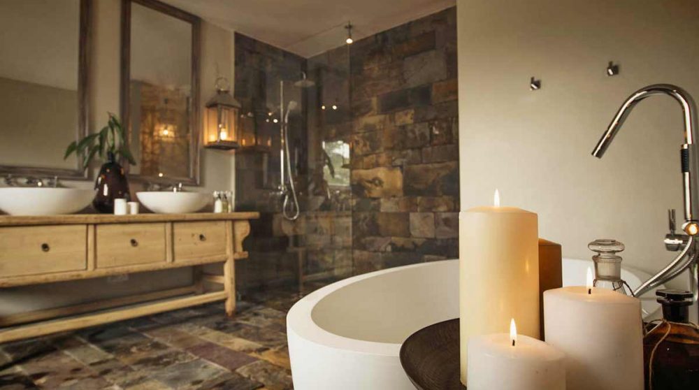 Sa salle de bains avec la grande douche