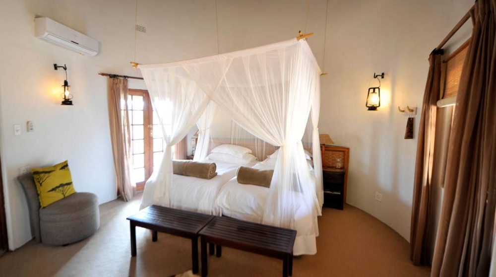 Lit à baldaquin dans une chambre