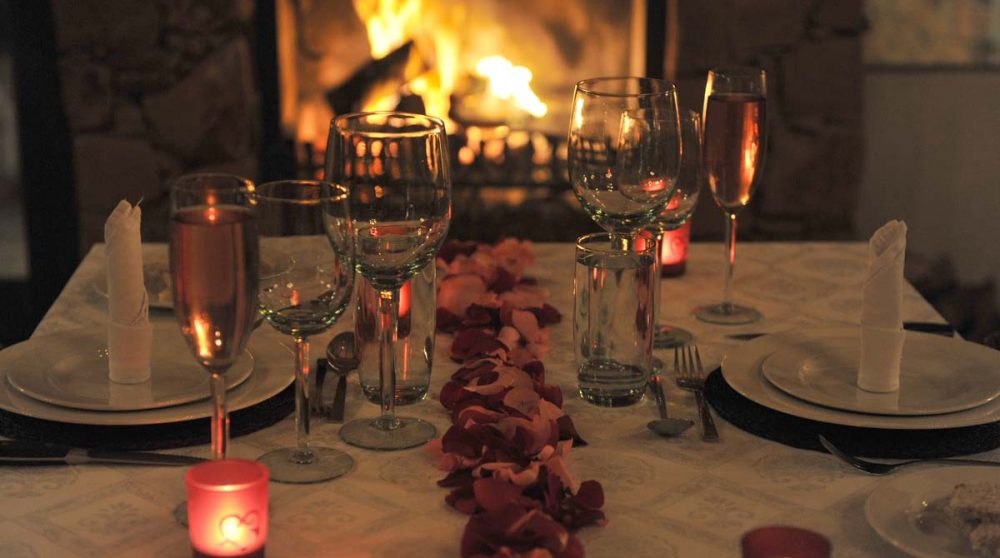 Un repas avec des bougies