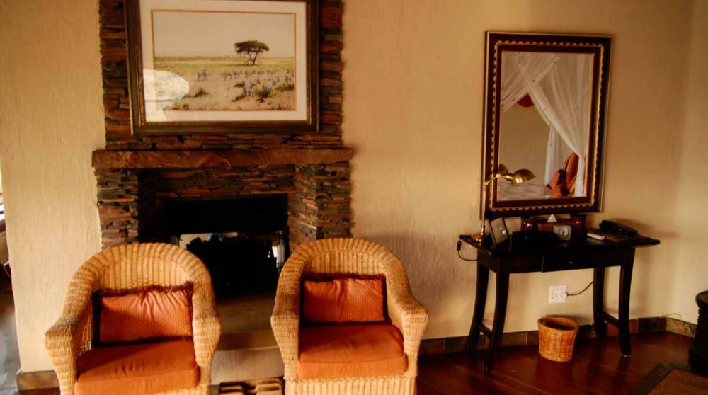 Fauteuils près de la cheminée