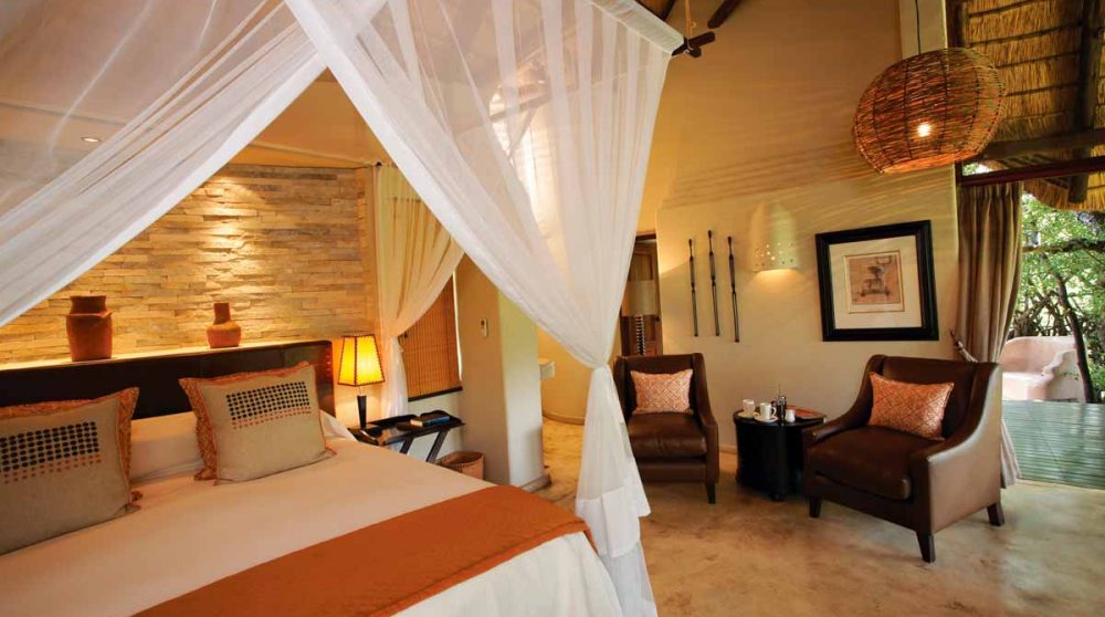 Une chambre avec des fauteuils