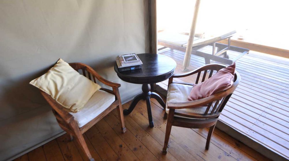Fauteuils dans une chambre