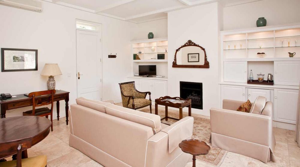 Le salon d'une suite Executive à Oudtshoorn