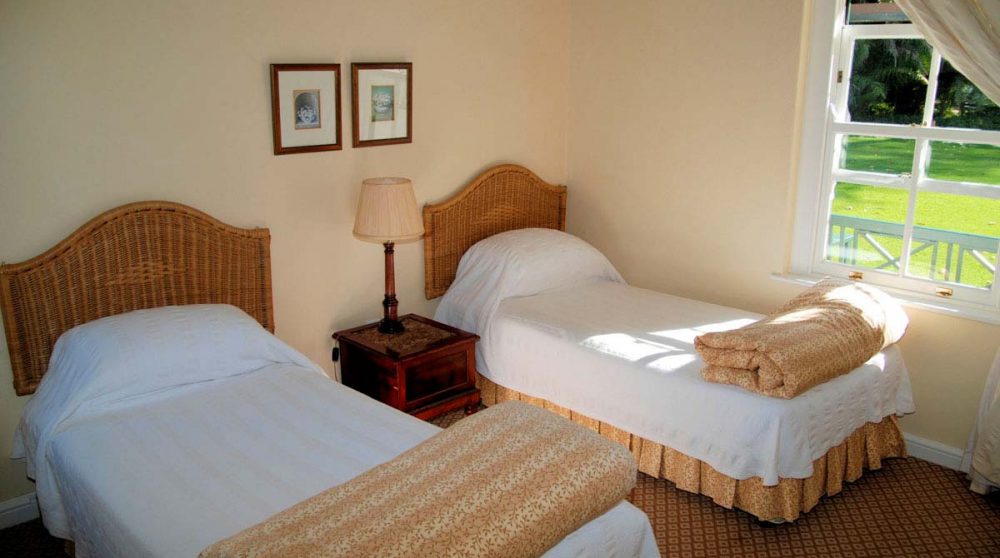 Une chambre avec 2 lits