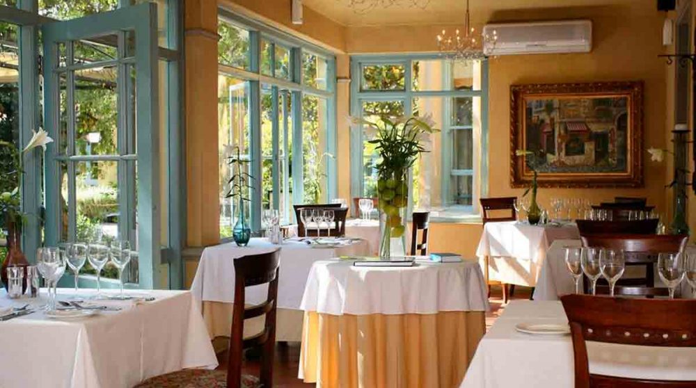 Restaurant donnant sur le jardin