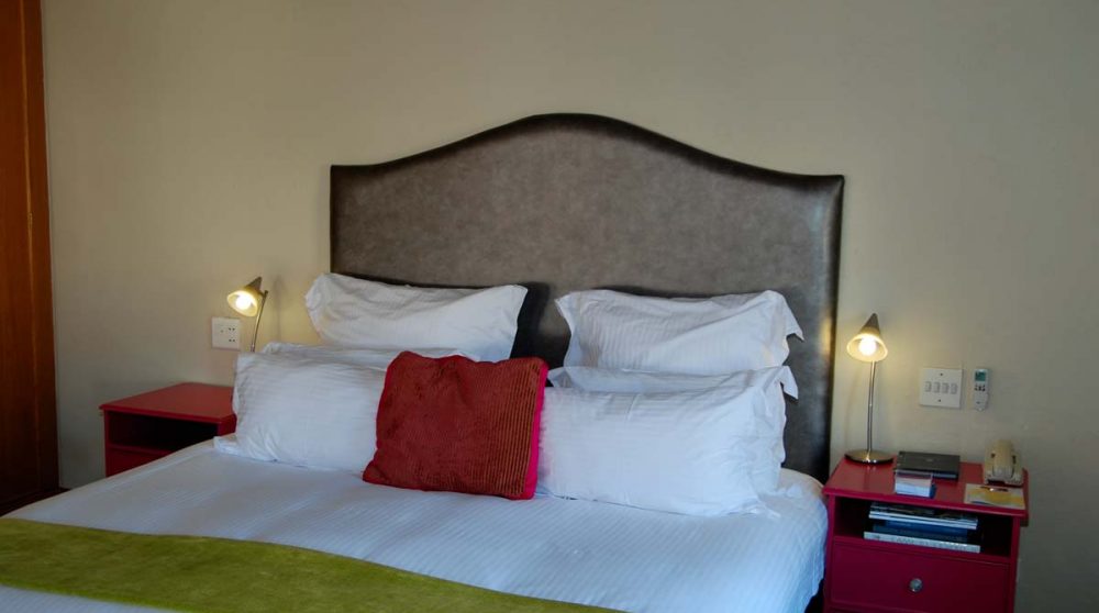 Un lit dans une chambre