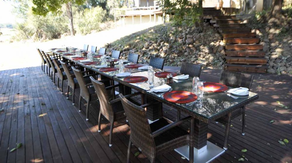 Une table sur la terrasse dans le jardin