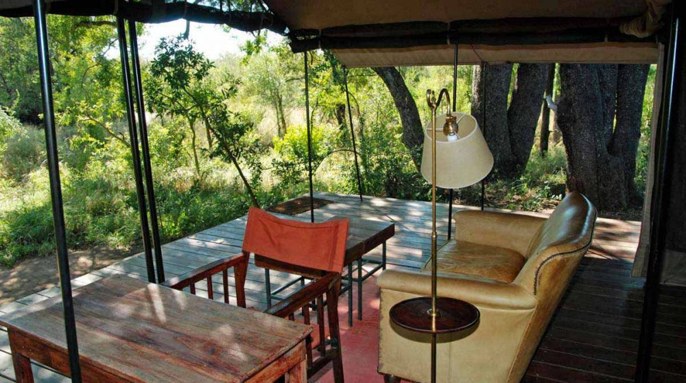 Salon sur une terrasse d'une tente