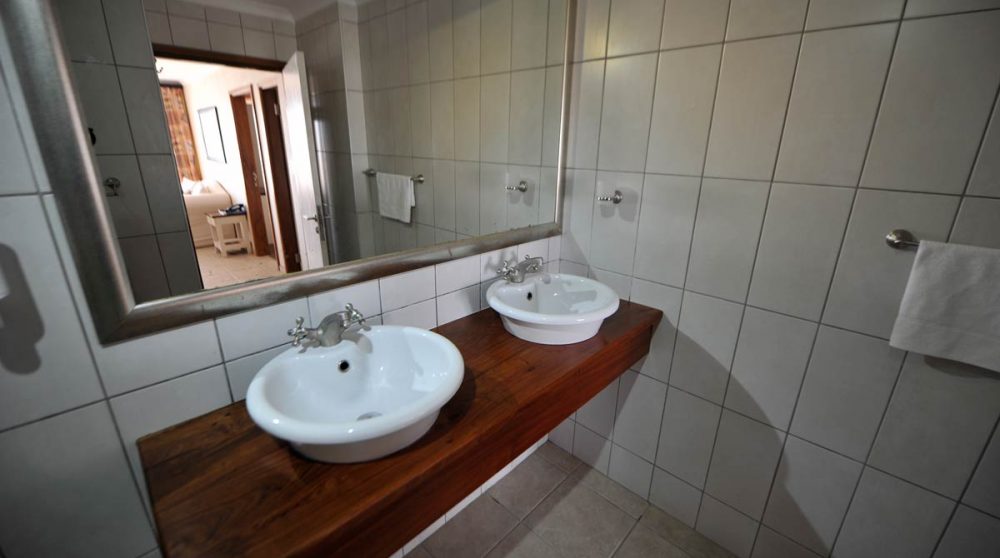 Lavabos dans une salle de bains