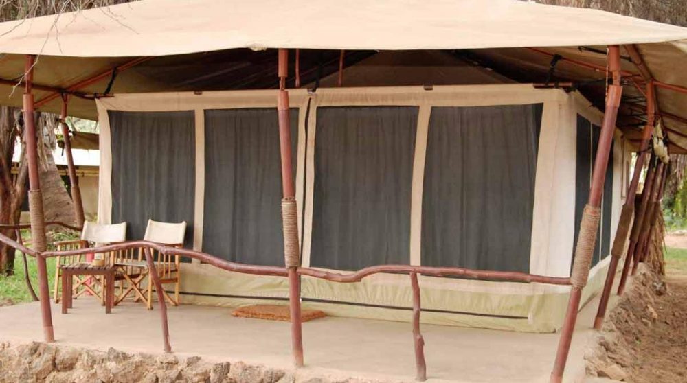 Terrasse devant une tente