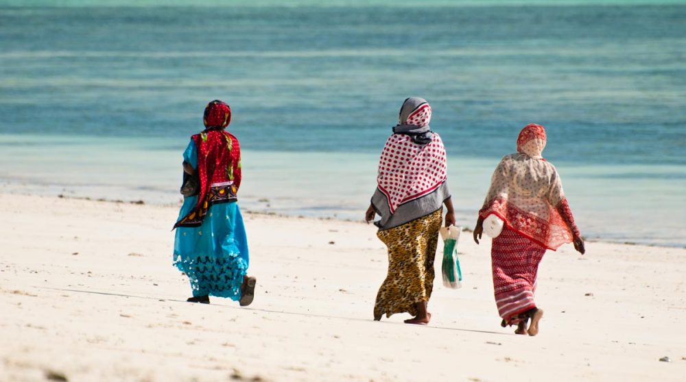 Des femmes sur la plage à Jambian en Tanzanie