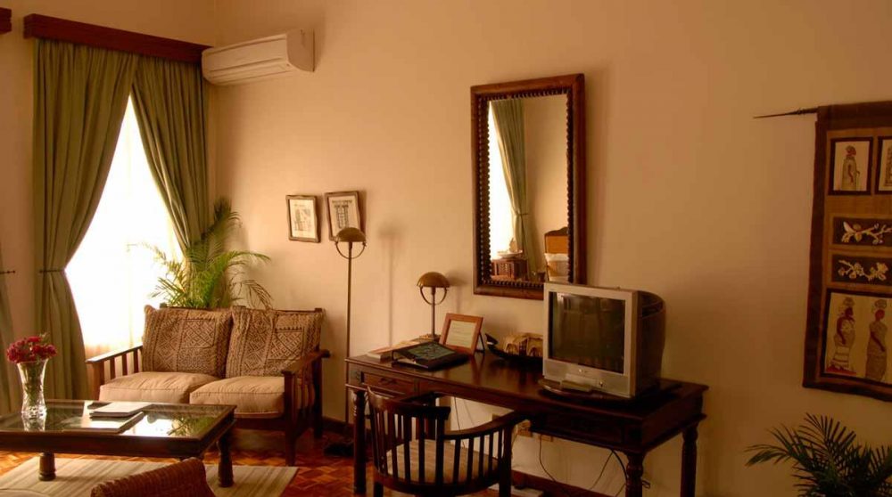 Chambre avec salon et télévision