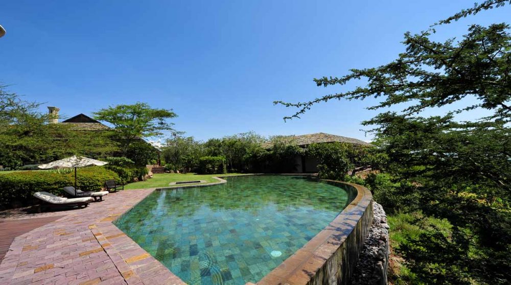 Autre vue de la piscine avec la nature