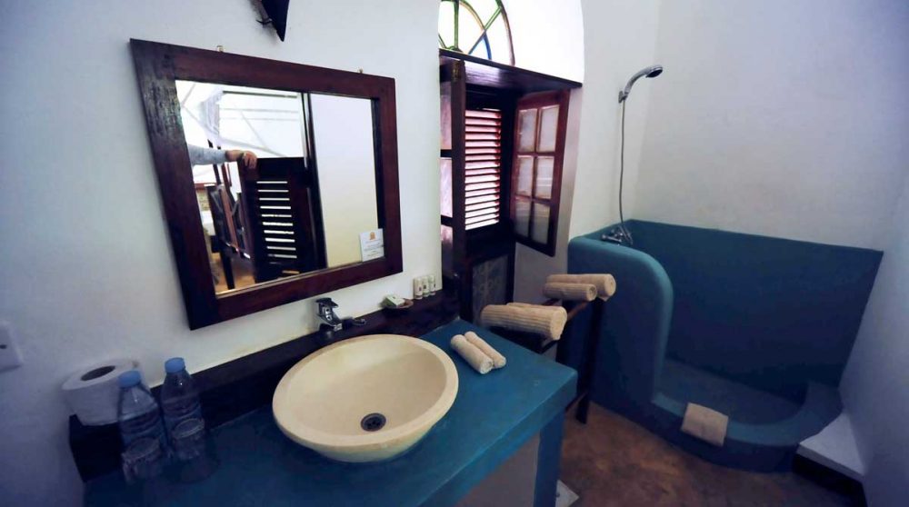 Une salle de bains avec douche