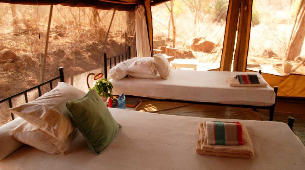 Les lits dans une tente