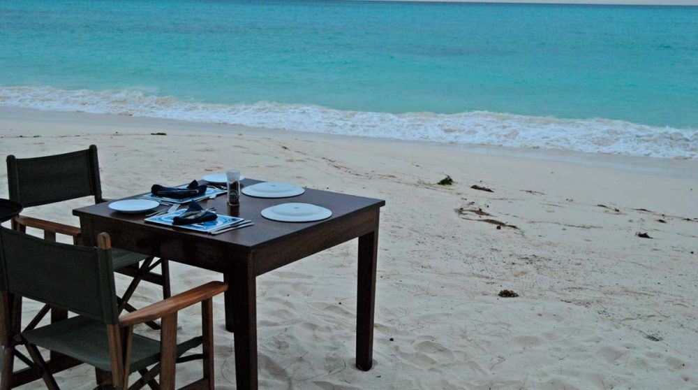 Déjeuner le pieds dans le sable