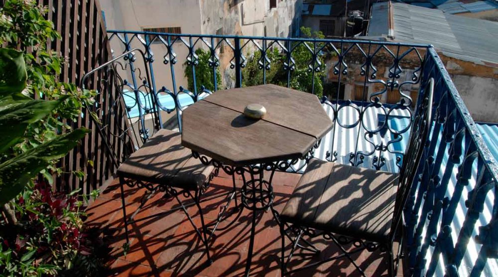 Chaises sur le balcon