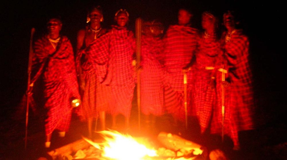 Massaï devant un feu le soir