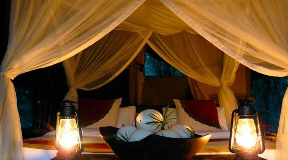 Vue nocturne d'un lit dans le Masai Mara