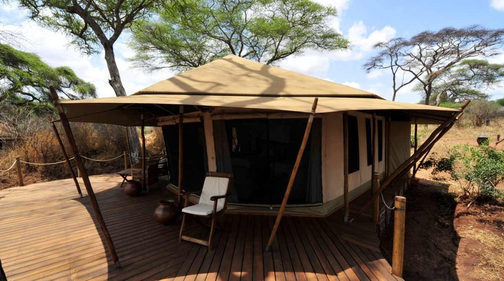 Extérieur d'une tente en Tanzanie