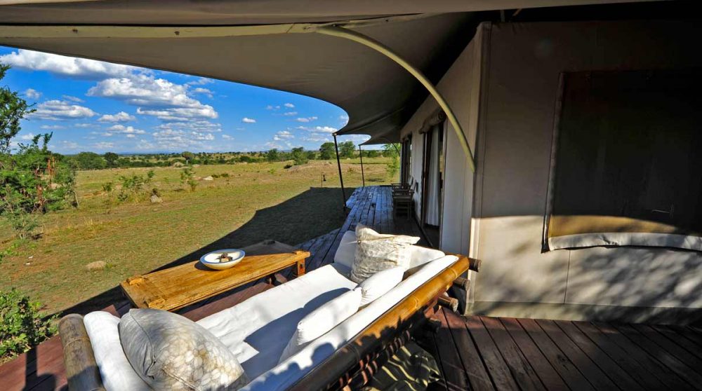 Détente sur la terrasse dans le Serengeti