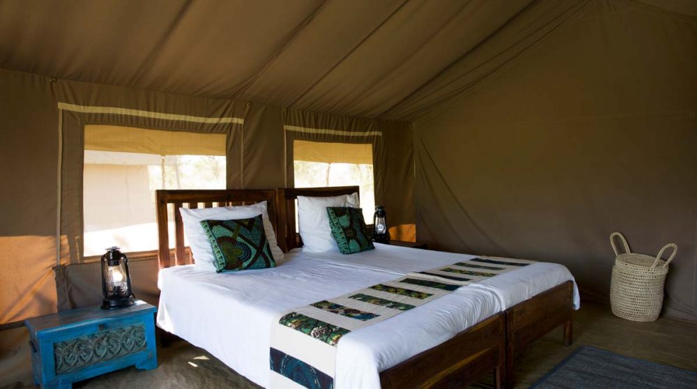 Le lit dans une tente dans le Serengeti
