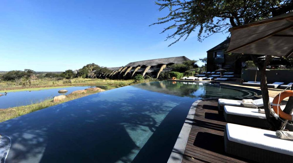 Chaises longues dans le Serengeti