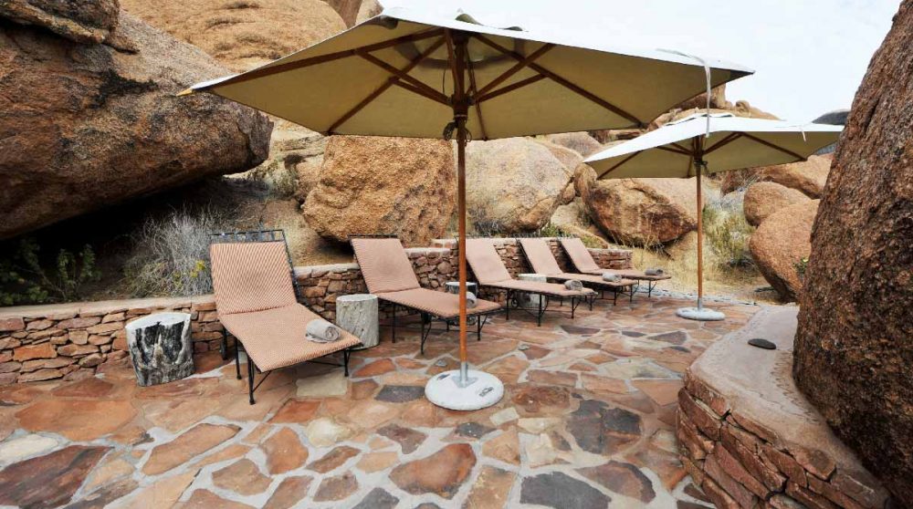 Chaises longues à côté de la piscine dans le Damaraland