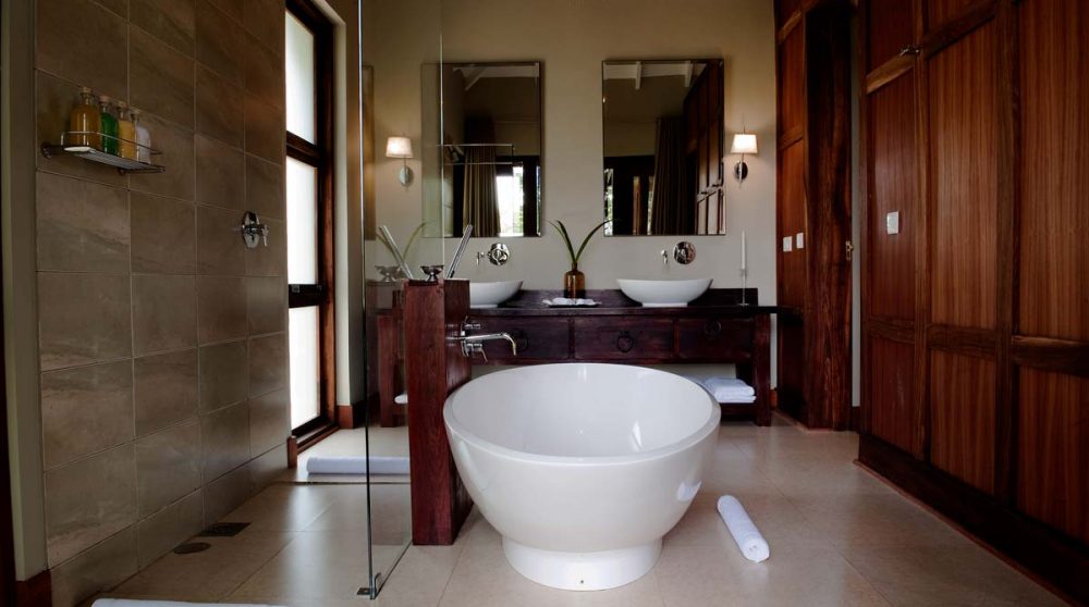 La salle de bains avec sa baignoire en Tanzanie