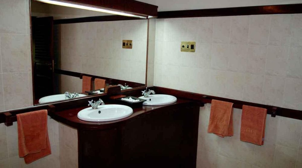 Lavabos dans une salle de bains dans le Masai Mara