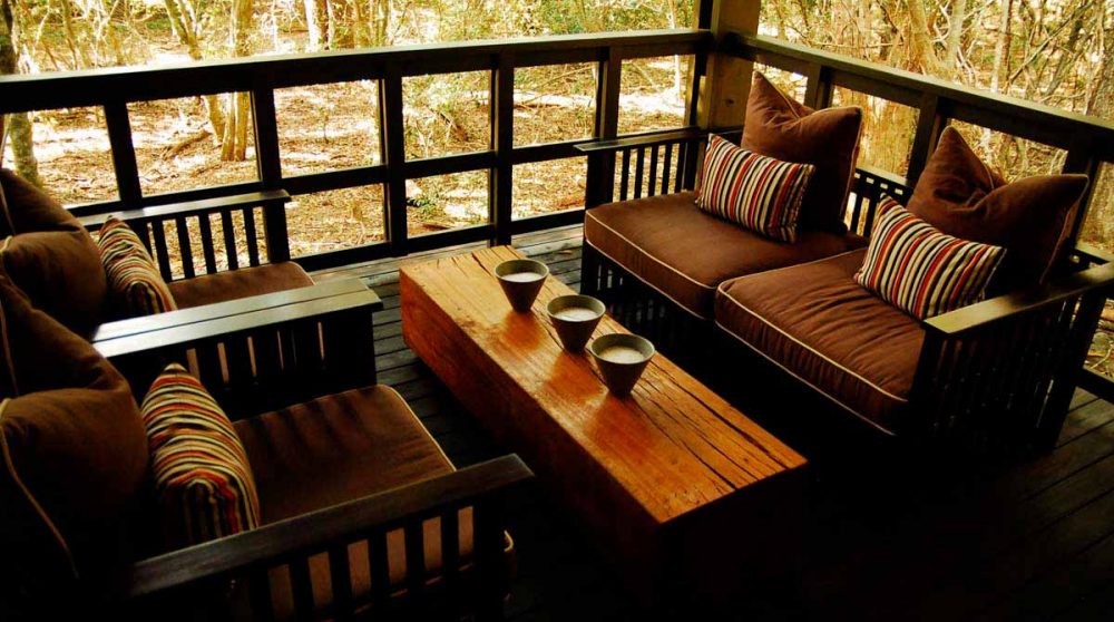 Canapé et fauteuils sur une terrasse dans le Kwazulu Natal