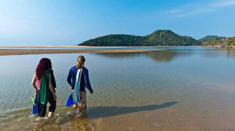Les eaux claires d'un lac près de l'océan