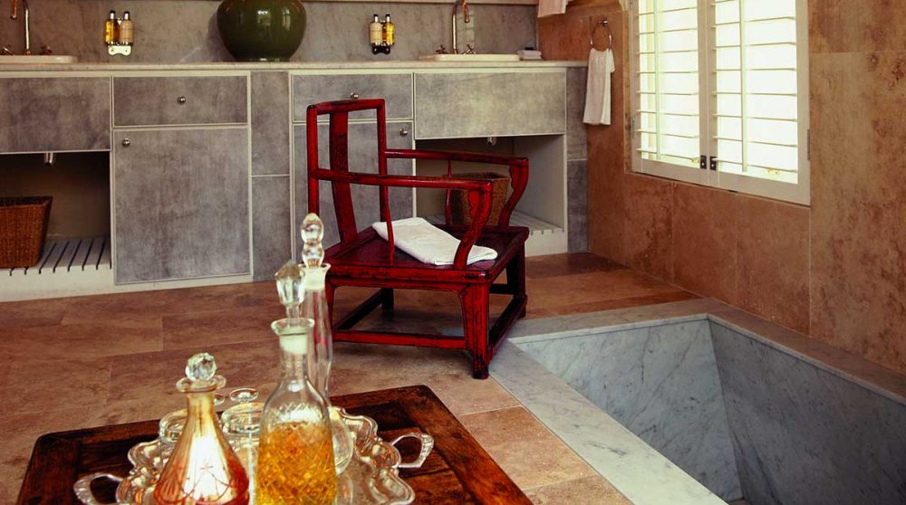 La salle de bains avec une baignoire à Hermanus