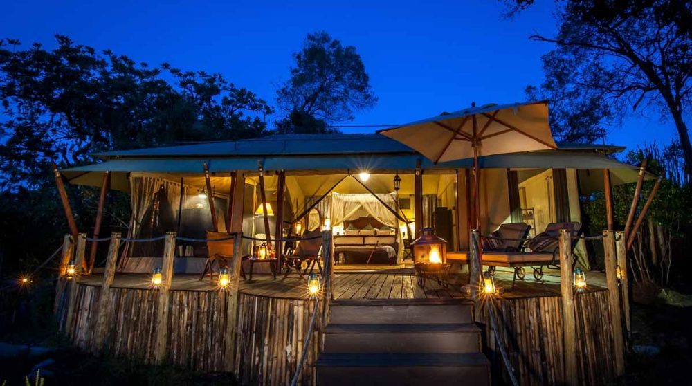 Une tente le soir dans le Masai Mara