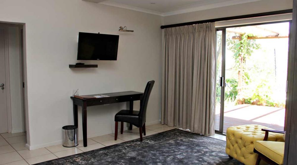 Le coin salon et le bureau