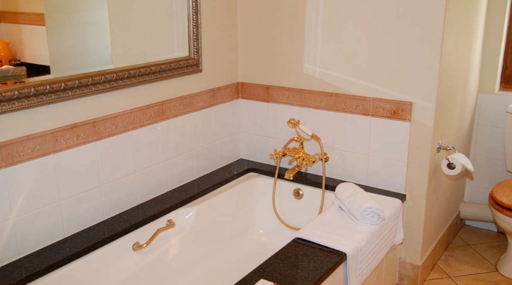 Baignoire dans une salle de bains à Franschhoek