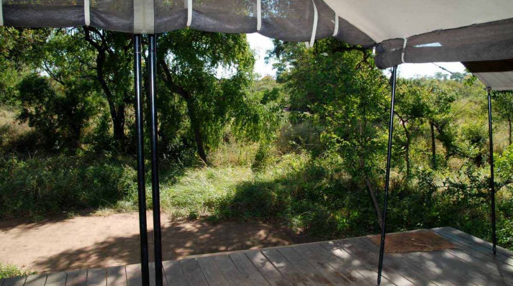 Vue depuis la terrasse d'une tente en Afrique du Sud