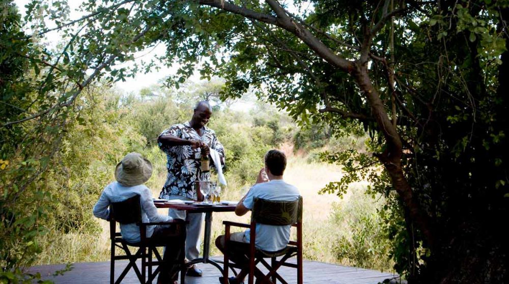Installation sur la terrasse d'une tente à Timbavati