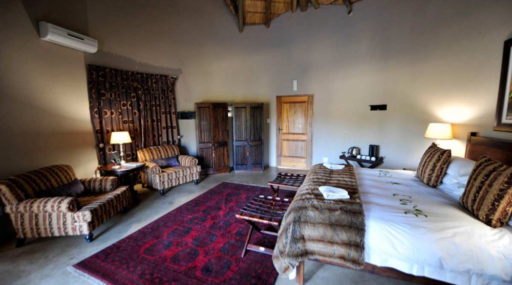 Une grande chambre d'un chalet en Afrique du Sud