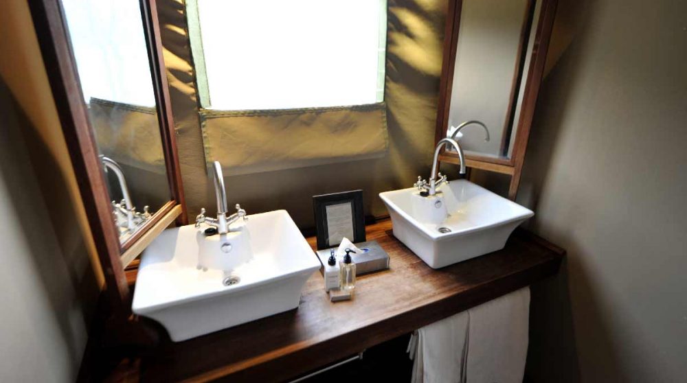 Les lavabos dans la salle de bains en Namibie