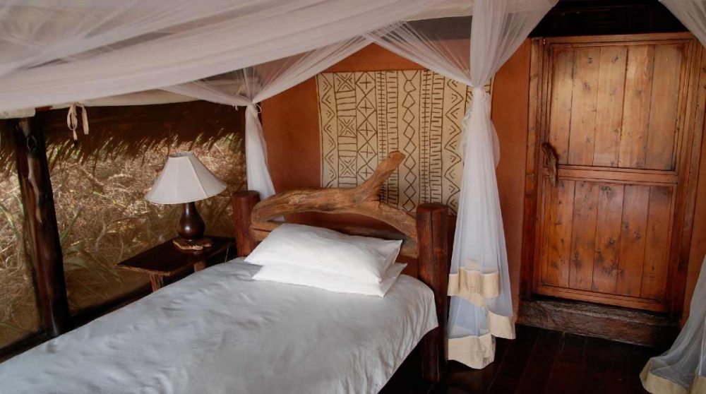 Un lit au camp à Tsavo